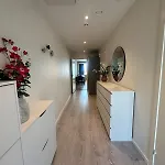 Perfect For Couples Or Solo Travelers, Just 10 Min From 아파트 트롬쇠