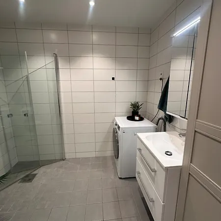 Perfect For Couples Or Solo Travelers, Just 10 Min From *